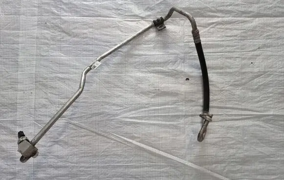 Opel Vivaro Air conditioning (A/C) pipe/hose 924903875R