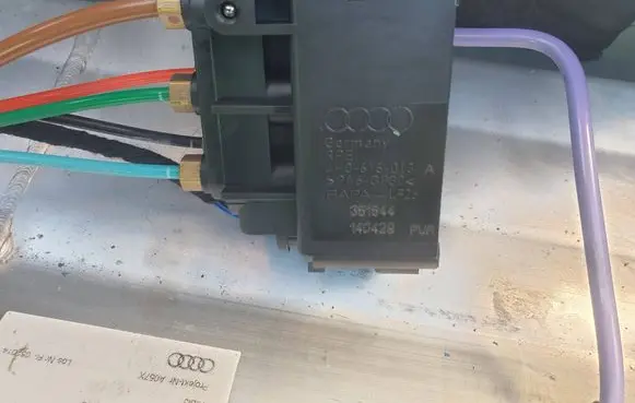 Audi A7 S7 4G Air suspension valve block 4H0616013A