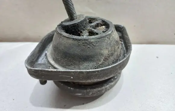 BMW 7 E38 Engine mount bracket 1141792
