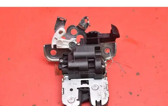 Skoda Octavia Mk3 (5E) Tailgate/trunk/boot lock/catch/latch 8R0827505A