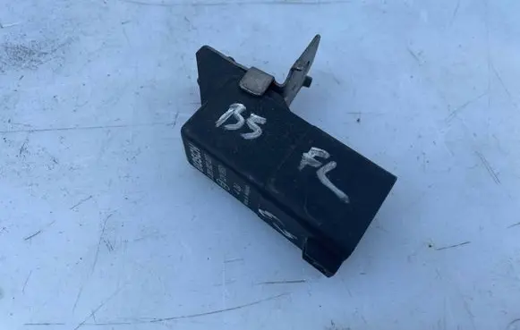 Volkswagen PASSAT B5.5 Glow plug pre-heat relay 0281003027