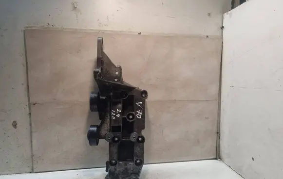 Volvo V70 Engine mounting bracket 8642196