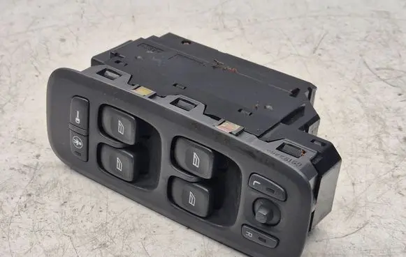 Volvo V70 Electric window control switch 8682949 01W51E