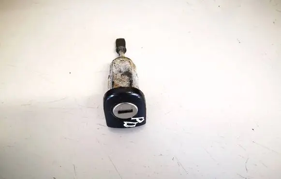 Volkswagen Golf IV Front door lock (next to the handle) 