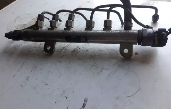 Opel Vectra C Fuel distributor 0445214056