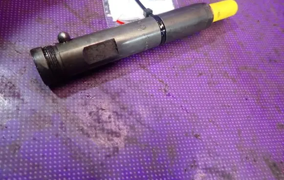 Opel Zafira A Fuel injector 90573867