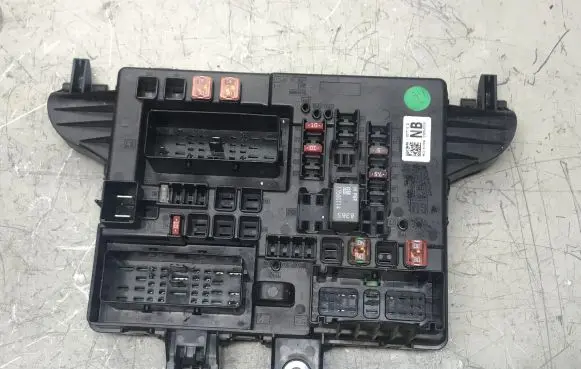 Opel Insignia A Fuse module 13277318