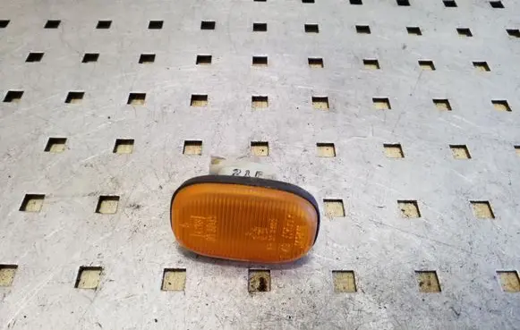Toyota RAV 4 (XA20) Front fender indicator light E13013047