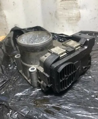 Volkswagen Golf V Throttle valve 03C133062A