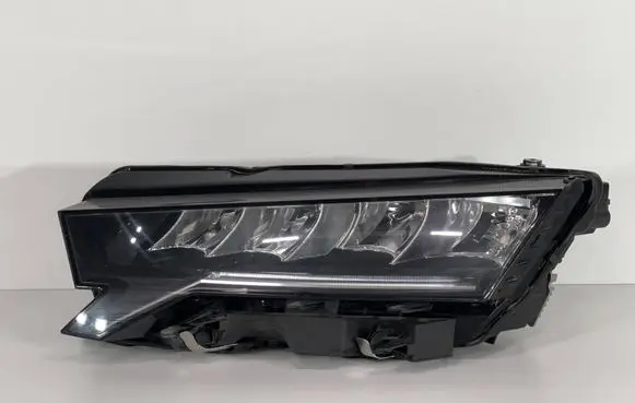 Skoda Octavia Mk4 Headlight/headlamp 5E4941009 0301134273 LE22A6497