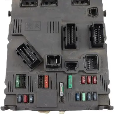 Peugeot 206 Fuse module 9650584780 S118085120B E0300