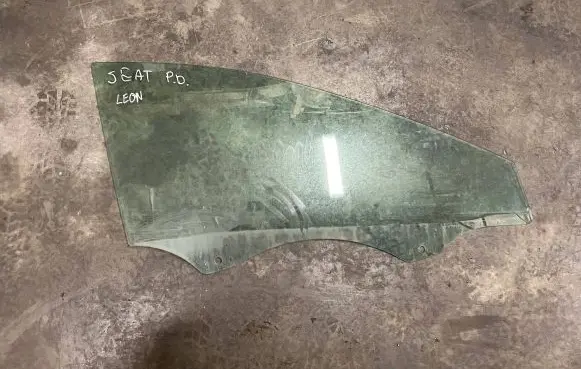 Seat Leon (5F) Front door window glass four-door