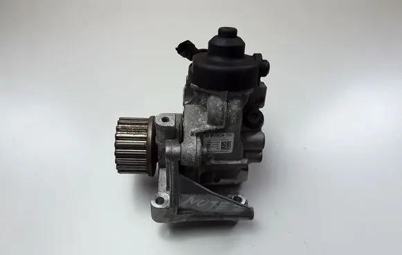 Nissan Note (E12) Fuel injection high pressure pump 167007358R