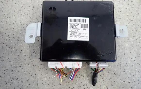 Hyundai ix35 Trunk lid opening control unit 954004W000