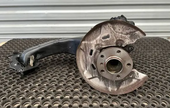 BMW 1 F40 Rear wheel hub spindle/knuckle 6898964