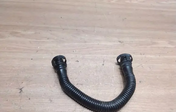 Volkswagen PASSAT B6 Breather hose/pipe 06F103221E
