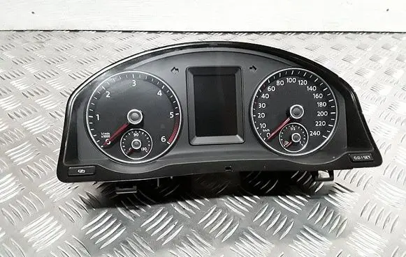 Volkswagen Golf Plus Speedometer (instrument cluster) 5m0920870e