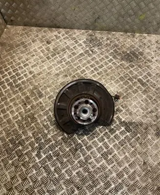 Mercedes-Benz E W212 Rear wheel hub 2123502208 A2123502208