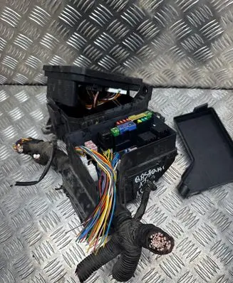 Nissan Qashqai Fuse module E00019724 24333BB50A GF20MD10