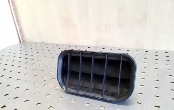 Quarter panel pressure vent