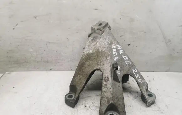 Engine mounting bracket