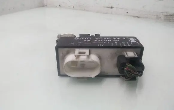 Volkswagen PASSAT B3 Coolant fan relay 357919506A