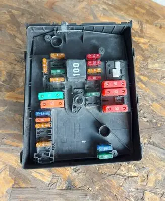 Volkswagen Caddy Fuse box set 1K0937125D