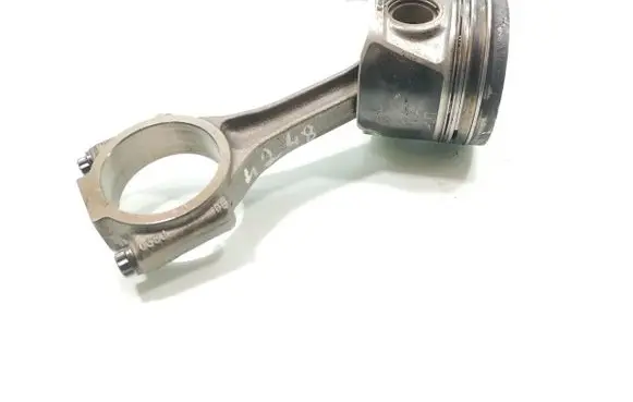 Volkswagen Eos Piston with connecting rod 