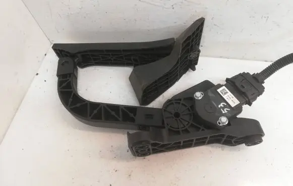 Hyundai Santa Fe Accelerator throttle pedal 351904X700 71911 121128