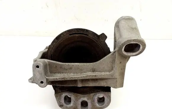 Mazda 3 II Engine mount bracket