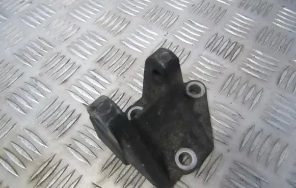 Mazda 626 Engine mounting bracket