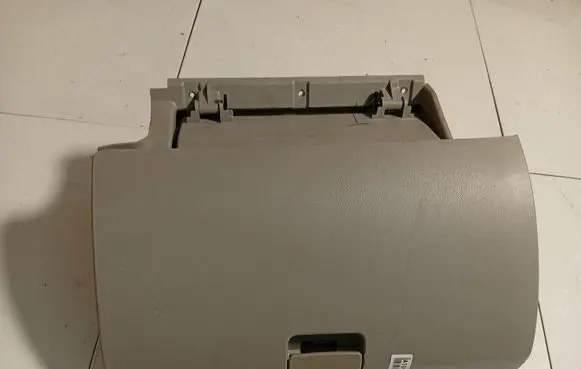 Saturn Vue Glove box 96830503