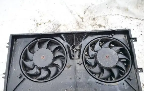 Radiator cooling fan shroud