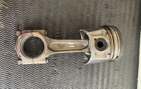 Ford Kuga I Piston with connecting rod