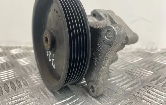 Mercedes-Benz E W212 Power steering pump A0064666801