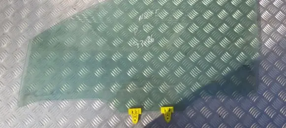 Nissan Note (E11) Front door window glass four-door