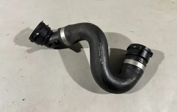 Volkswagen Touareg II Engine coolant pipe/hose 7P0122101A