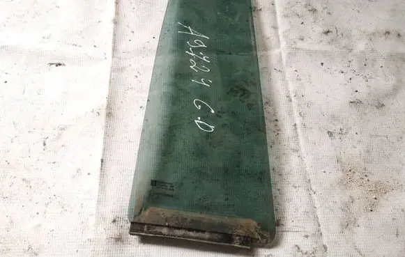 Rear vent window glass