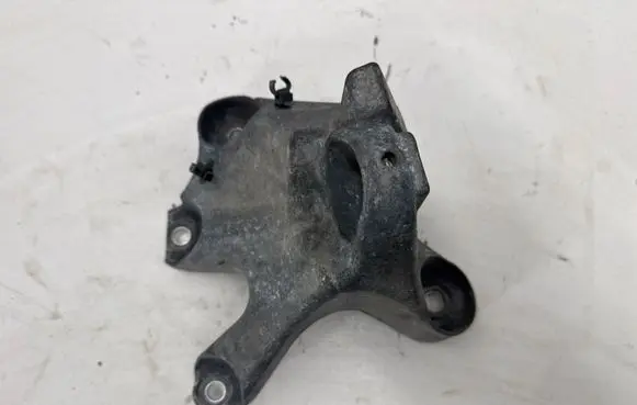 Chevrolet Camaro Engine mounting bracket 23104519