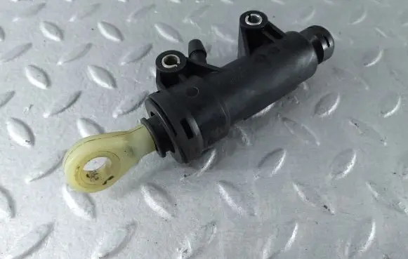 BMW 1 E81 E87 Clutch master cylinder 5773670 21525773670