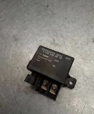 Mercedes-Benz C W203 Charging relay A0025423819