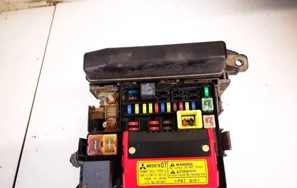 Mitsubishi Endeavor Fuse box cover mr587807 g8c-219m-a