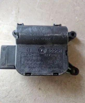 Volkswagen PASSAT B6 A/C air flow flap actuator/motor 0132801370