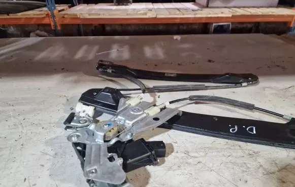 Opel Meriva B Front door window regulator with motor 