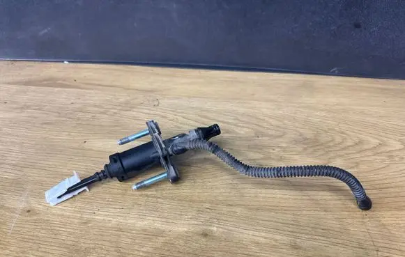 Opel Insignia A Clutch master cylinder 55561915