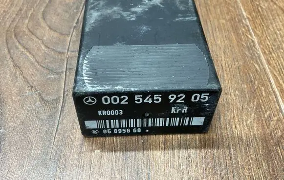 Mercedes-Benz E W124 Fuel pump relay 0025459205