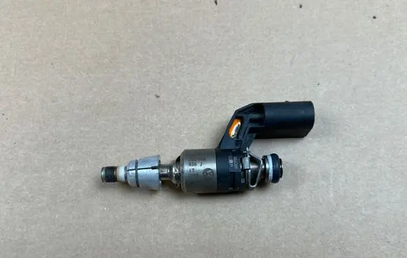 Volkswagen PASSAT B6 Fuel injector 03C906036J