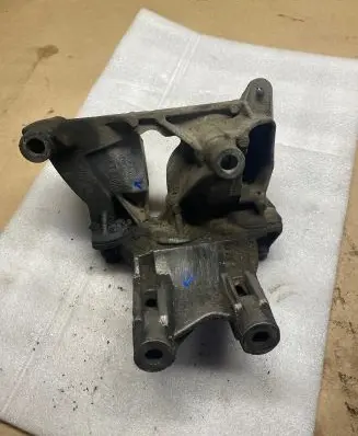 Volkswagen Transporter - Caravelle T5 Engine mounting bracket 070199343B 070199343A