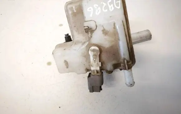 Mazda 5 Brake fluid reservoir 