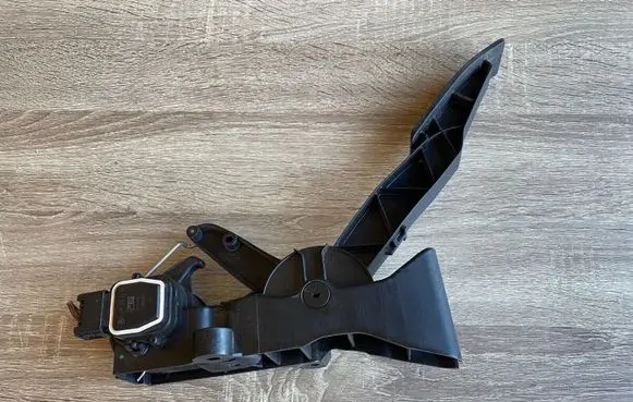 Mercedes-Benz A W169 Accelerator throttle pedal A1693000104 1693000104